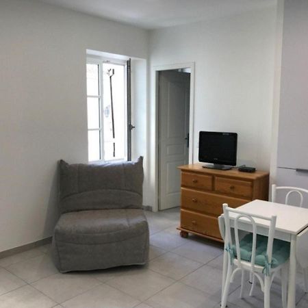 Studio Renove En Centre-Ville, Ideal Pour Des Vacances A Pied, Calme Et Confort, Classe 2 Etoiles. - Fr-1-4-512 แซ็งฌองเดอลูซ ภายนอก รูปภาพ